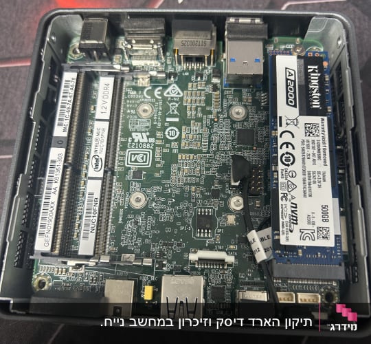 לוח אם עם זיכרון RAM וכונן SSD